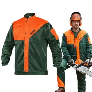 bluza esd - zielono-pomarańczowa kurtka robocza, widok z przodu samej odzieży oraz na modelu w kasku trzymającym piłę łańcuchową - wycięte na białym tle studyjnym.