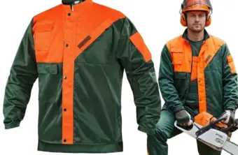 bluza esd - zielono-pomarańczowa kurtka robocza, widok z przodu samej odzieży oraz na modelu w kasku trzymającym piłę łańcuchową - wycięte na białym tle studyjnym.