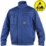 bluza antyelektrostatyczna - niebieska, widok z przodu, zapięta pod szyję z widocznym żółtym logo ESD na lewej kieszeni oraz dużym znakiem ostrzegawczym w prawym górnym rogu - wycięte na białym tle studyjnym