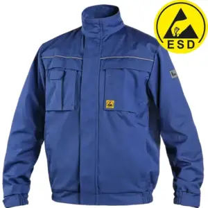 bluza antyelektrostatyczna - niebieska, widok z przodu, zapięta pod szyję z widocznym żółtym logo ESD na lewej kieszeni oraz dużym znakiem ostrzegawczym w prawym górnym rogu - wycięte na białym tle studyjnym