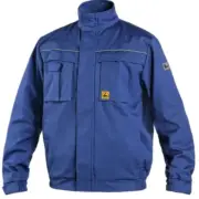 Bluza ochronna ESD Elektrotechnik II - widok z przodu na niebieską odzież roboczą ze stójką, krytym zapięciem, dwiema kieszeniami na piersi z żółtym piktogramem oraz odblaskowymi wypustkami - wycięte na białym tle studyjnym.