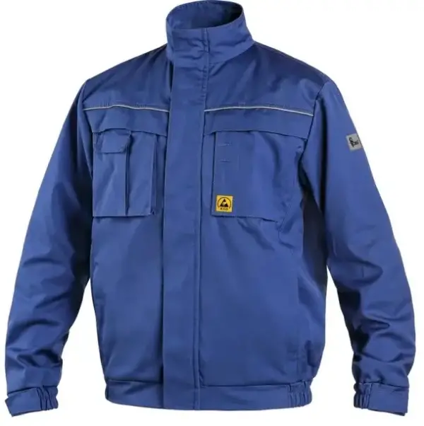 Bluza ochronna ESD Elektrotechnik II - widok z przodu na niebieską odzież roboczą ze stójką, krytym zapięciem, dwiema kieszeniami na piersi z żółtym piktogramem oraz odblaskowymi wypustkami - wycięte na białym tle studyjnym.