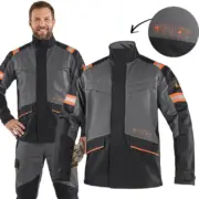 Bluza robocza wielofunkcyjna szaro-czarna z pomarańczowymi wstawkami i pasami odblaskowymi, widok z przodu na modelu oraz obok jako sam produkt, z okrągłym zbliżeniem na piktogramy norm bezpieczeństwa, wycięte na białym tle studyjnym.