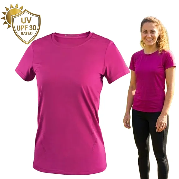 KOSZULKA T-SHIRT DAMSKA MOVADO CXS RÓŻOW koszulka damska bhp - różowa, widok z przodu samego produktu oraz obok na uśmiechniętej modelce, w lewym górnym rogu złota tarcza z informacją o filtrze UV UPF 30 - wycięte na białym tle studyjnym.