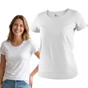 Damska koszulka odblaskowa (idealna baza) - biały t-shirt roboczy z krótkim rękawem, zaprezentowany na uśmiechniętej modelce z lewej strony oraz jako sam produkt z prawej, wycięte na białym tle studyjnym.