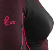 Bluzka termo SEAMFLEX LADY - zbliżenie na ramię i klatkę piersiową ukazujące strukturę materiału, różowe logo CXS na rękawie oraz profilujące linie - wycięte na białym tle studyjnym.
