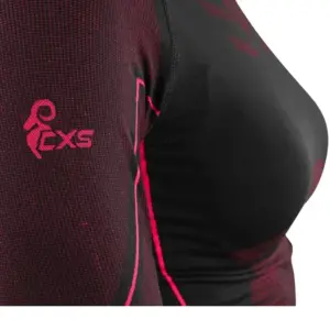 Bluzka termo SEAMFLEX LADY - zbliżenie na ramię i klatkę piersiową ukazujące strukturę materiału, różowe logo CXS na rękawie oraz profilujące linie - wycięte na białym tle studyjnym.