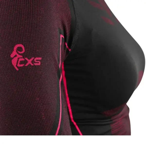 Bluzka termo SEAMFLEX LADY - zbliżenie na ramię i klatkę piersiową ukazujące strukturę materiału, różowe logo CXS na rękawie oraz profilujące linie - wycięte na białym tle studyjnym.