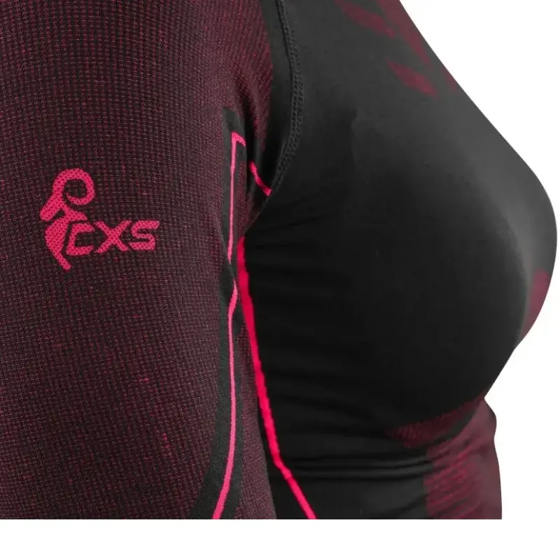 Bluzka termo SEAMFLEX LADY - zbliżenie na ramię i klatkę piersiową ukazujące strukturę materiału, różowe logo CXS na rękawie oraz profilujące linie - wycięte na białym tle studyjnym.