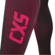 Spodnie termoaktywne SeamFlex Lady - zbliżenie na ciemną, bezszwową dzianinę z dużym, różowym logo CXS na nogawce - wycięte na białym tle studyjnym
