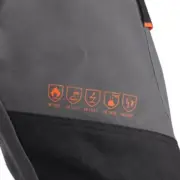 Spodnie BHP CXS WorkTech-Multi - zbliżenie na szaro-czarny materiał z pięcioma pomarańczowymi piktogramami norm bezpieczeństwa - detal odzieży w kadrze makro.